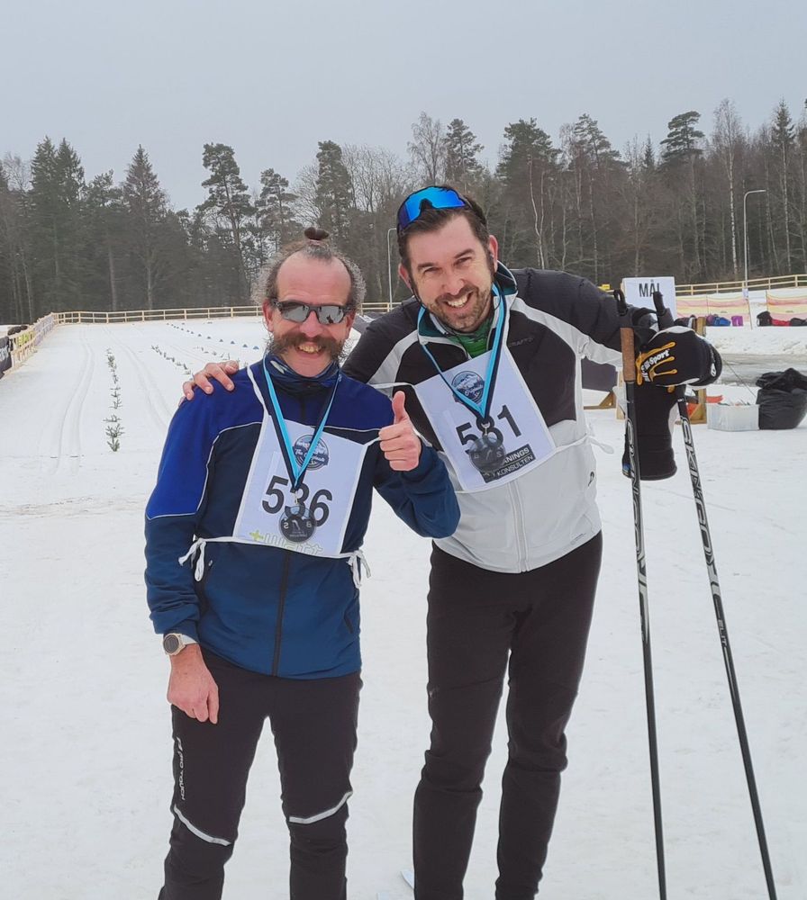 Två leende skidåkare