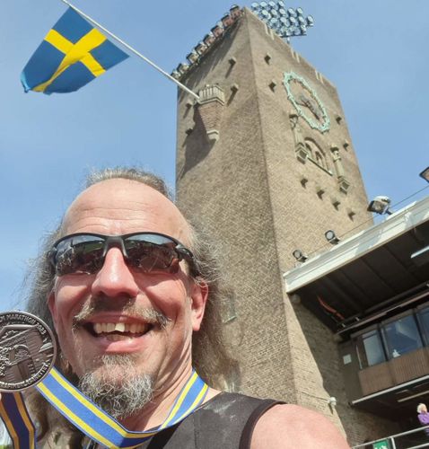 Trött Filip, med medalj om halsen, och Stadions klocktorn i bakgrunden