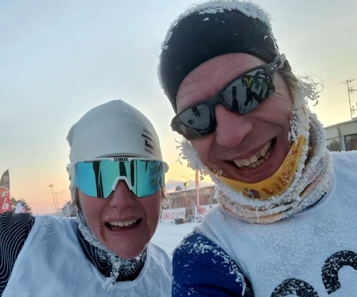 Två trötta glada skidåkare